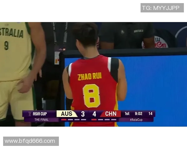 球员交易引发赛场小插曲裁判机智化解维护比赛公平秩序